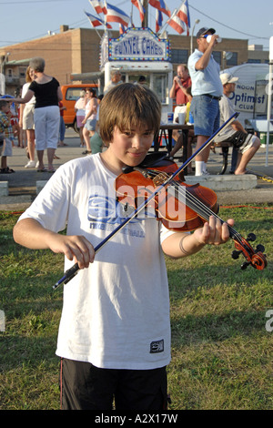 Teenager männlich sein Geigenspiel in Port Huron auf Boot-Nacht Stockfoto