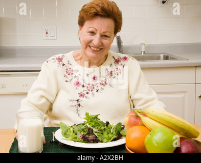 Frau, die gesunde Ernährung. Stockfoto