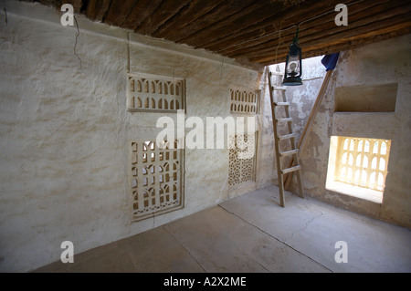 Ein Hauptraum mit dekorativen durchbrochenen Fenstern und Zugang zum Dach - Al Muraba'a Fort, Al Ain, Vereinigte Arabische Emirate (Al Ain) Stockfoto