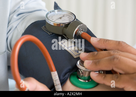 Nahaufnahme der Blutdruckmanschette und Sphagmometer. Stockfoto