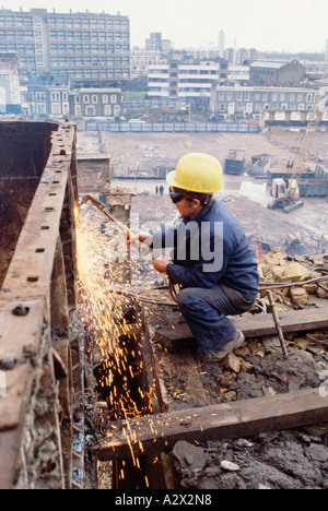 Nahaufnahme der Mann Bauarbeiter mit Schweißbrenner auf Stahl high-Rise Gebäude Rahmen. Stockfoto