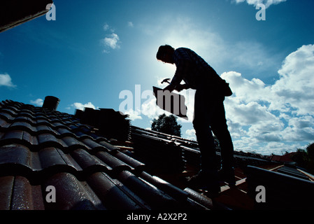 Gebäude-Dach-Konstruktion. Herrn Fliesen Dach Stockfoto