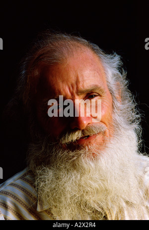 Indoor-Porträt des Mannes mit buschigen weißen Bart. Stockfoto