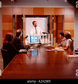 Mann im Büro referiert Training zu kleine Gruppe von Menschen geben. Stockfoto