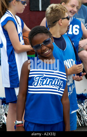 Pre-Teen schwarze weibliche Cheerleader bei einer Parade in Detroit Michigan MI lächelnd. Stockfoto