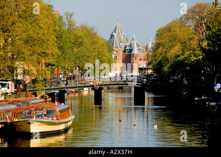 Amsterdam - ein Blick auf Kanal in Richtung der Waag-Gebäude Stockfoto