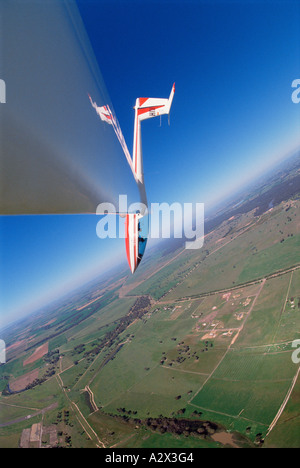 Gleitschirm im Flug über australische Kulturlandschaft. Blick vom Flügelspitze. Stockfoto