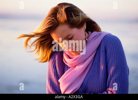 Outdoor Portrait schöne junge Frau, die auf der Suche nach unten. Stockfoto