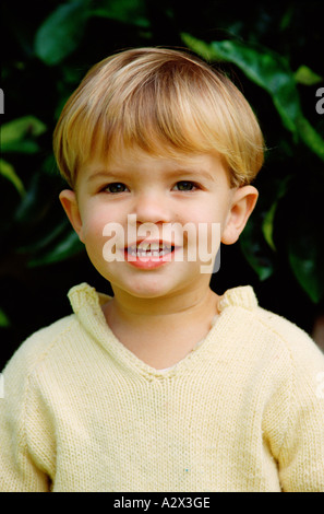 Outdoor Portrait von kleinen blonden Jungen. Stockfoto