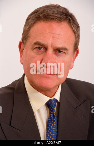 Close-up-Studio-Porträt des mittleren Alter Mann Blick in die Kamera. Stockfoto