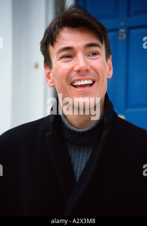 Outdoor-Porträt des jungen Mannes Haus vor der Tür stehen. Stockfoto