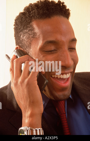 Nahaufnahme des jungen Mannes mit mobilen "Telefon. Stockfoto