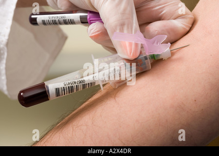 Krankenschwester zieht Blut von Patienten Arm während ein Bluttest durchgeführt. Stockfoto