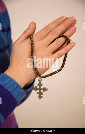 Katholikin betet gedrückter Rosenkranz. Stockfoto