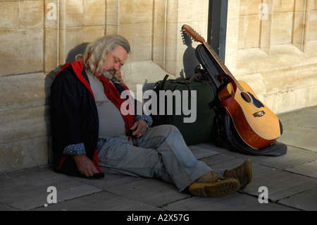 Straße Straßenmusiker Einnahme eine Pause, Abteikirche von Bath, UK Stockfoto