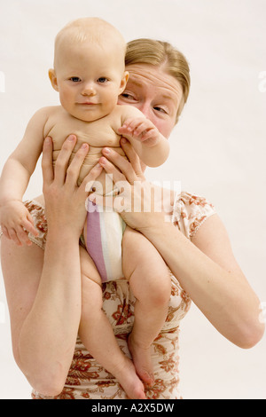 Mutter hält ihr 8 Monate altes Babymädchen. Stockfoto