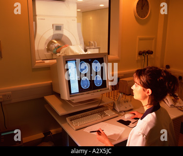 Krankenhaus. Computertomographie (CT). Gehirn-scanning. Stockfoto