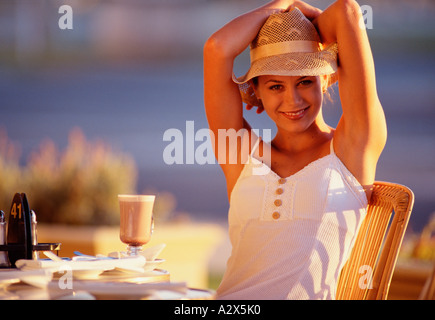 Outdoor Portrait junge Frau im Straßencafé. Stockfoto