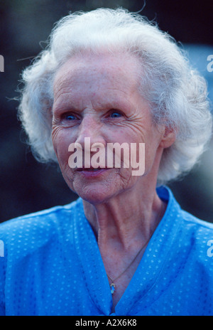 Porträt der alten Dame im Freien. Stockfoto