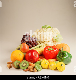 Essen-Stilleben. Obst und Gemüse. Stockfoto