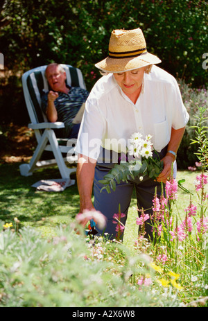 Senioren. Ehepaar im Ruhestand in ihrem Garten. Stockfoto