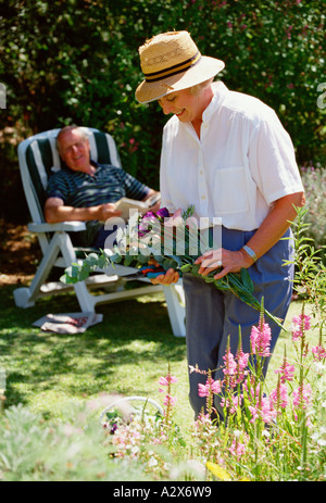 Senioren. Ehepaar im Ruhestand in ihrem Garten. Stockfoto