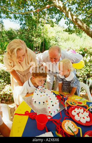 Kinder Teeparty im Freien im Garten mit Großmutter und Großvater. Stockfoto