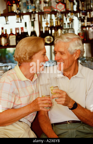 Senior Paar genießt einen Drink in einer Bar. Stockfoto