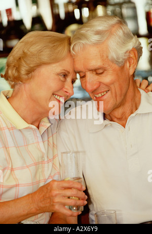 Senior Paar genießt einen Drink in einer Bar. Stockfoto