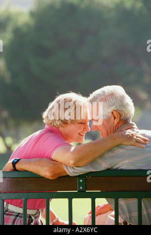 Outdoor Portrait Ruhestand Alter paar auf Parkbank sitzen. Stockfoto