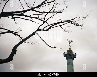 Vergoldete Statue an der Spitze der 52 Meter Spaltensatz für Freiheit in der Mitte der Place De La Bastille Stockfoto