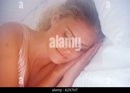 Frau im Bett zu schlafen. Stockfoto