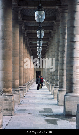 Säulenhalle Durchgang zum Conseil Constitutionnel im Bereich Louvre Museum Stockfoto