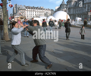 Paar Tai Chi üben, vor dem Rathaus Stockfoto