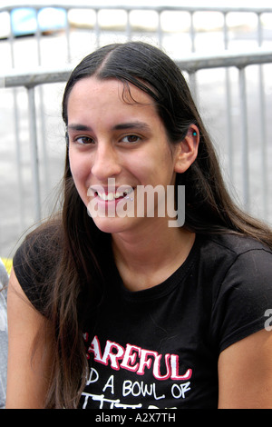 Porträt einer Teenage-Frau mit Körperpiercings Stockfoto