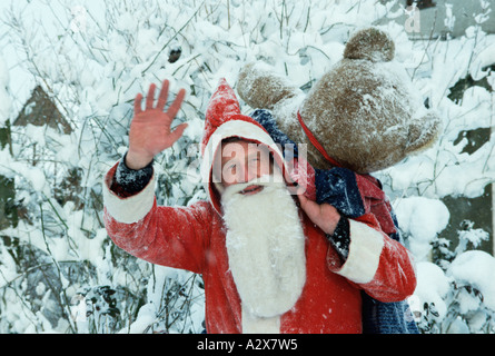 . Santa Claus (Weihnachtsmann) winken im Winter Schnee-Szene. Stockfoto