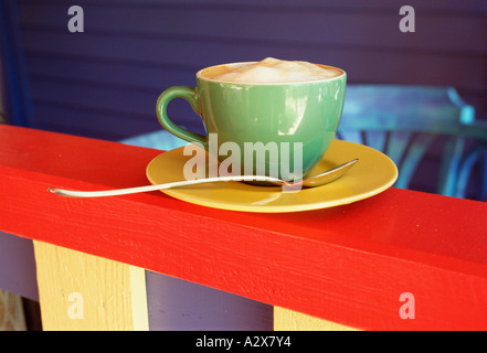 Stillleben in Nahaufnahme Kaffee Cappuccino Tasse und Untertasse. Stockfoto