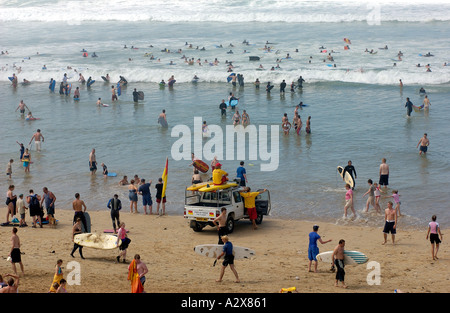 Aktivität am Fistral Strand Newquay in Cornwall England UK auf einer belebten August Sommertag Stockfoto