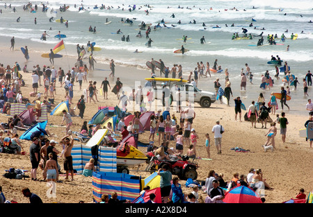 Aktivität am Fistral Strand Newquay in Cornwall England UK auf einer belebten August Sommertag Stockfoto