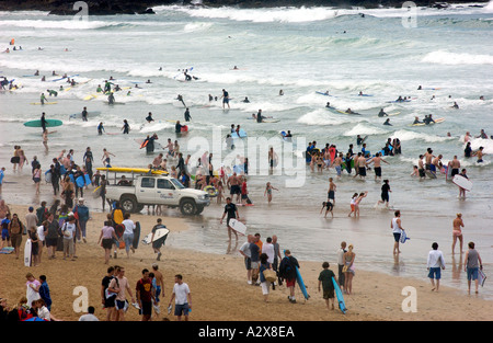 Aktivität am Fistral Strand Newquay in Cornwall England UK auf einer belebten August Sommertag Stockfoto