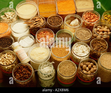 Outdoor-Stillleben mit Gläsern von asiatischen Gewürzen und Zutaten. Stockfoto