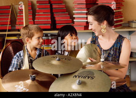 Indoor Nahaufnahme Lehrer, zwei Schüler Studenten in Percussion Musikunterricht. Stockfoto