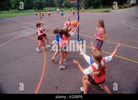 Schulkinder spielen Korbball Spiel in Spielplatz im Freien. Stockfoto