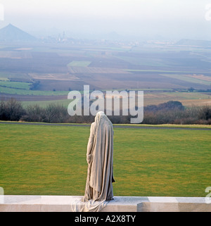 Vimy Ridge NrArras in Frankreich ist, wo 11000 Kanadier wurden getötet oder verwundet im 1. Weltkrieg Krieg, Engel Blicke über das Schlachtfeld Stockfoto