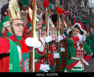 Weibliche Karneval Tänzerin salutieren, Parade, Köln Stockfoto