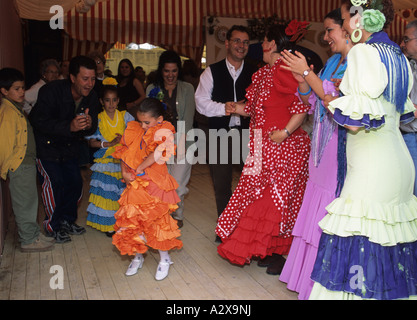 Mädchen tanzen auf der Feria de Abril in Sevilla Stockfoto