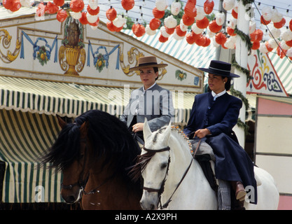 Frauen Reiten in Parade am Feria de Abril in Sevilla Stockfoto