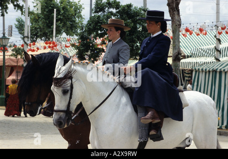 Frauen Reiten in Parade am Feria de Abril in Sevilla Stockfoto