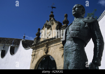 Statue der Stierkämpfer außerhalb Stierkampfarena Ronda, Spanien Stockfoto