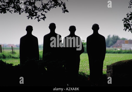 Silhouetted Statuen in den deutschen Soldatenfriedhof langemark Belgien Stockfoto